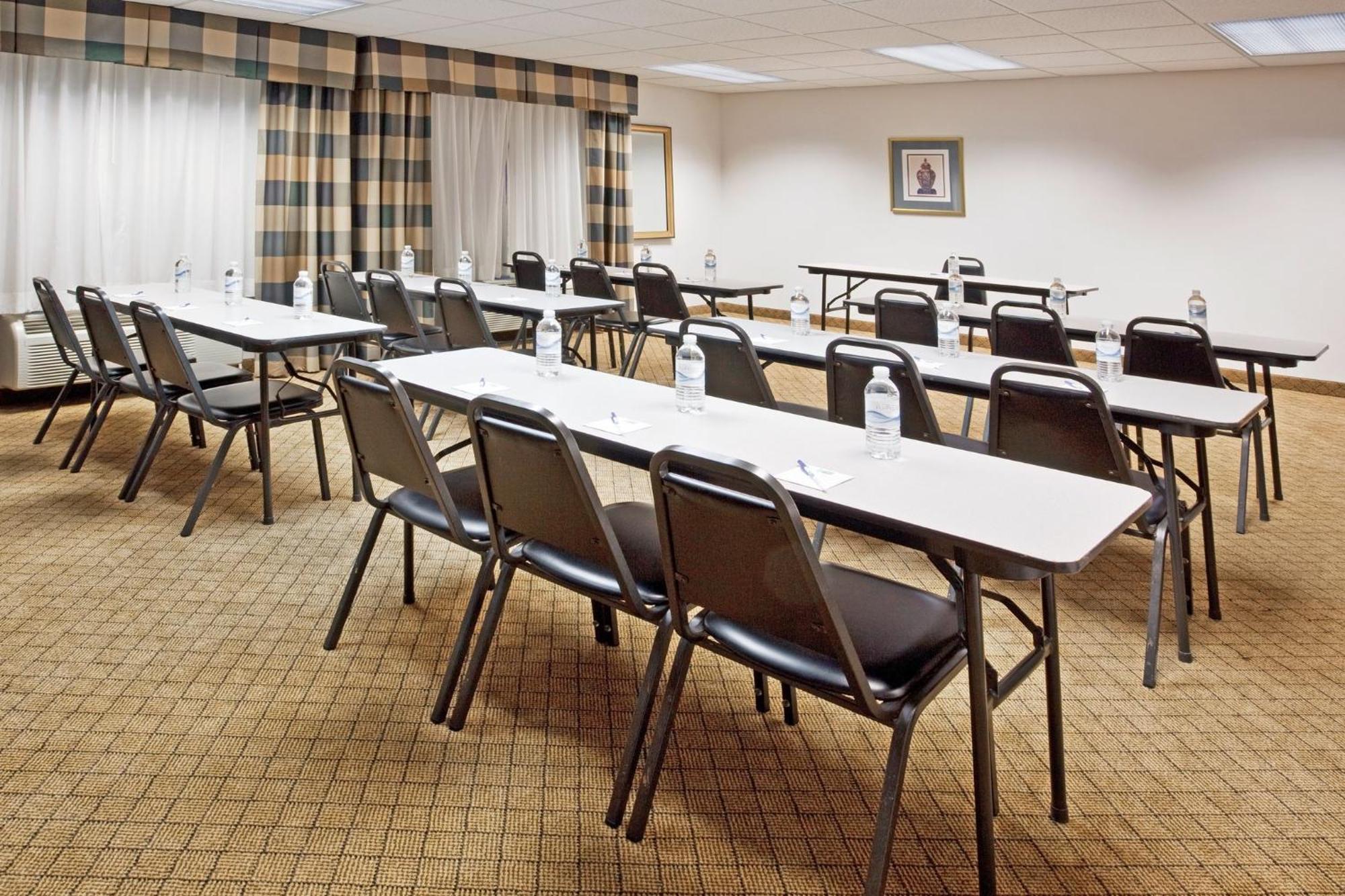 Holiday Inn Express & Suites Alliance By Ihg Екстер'єр фото
