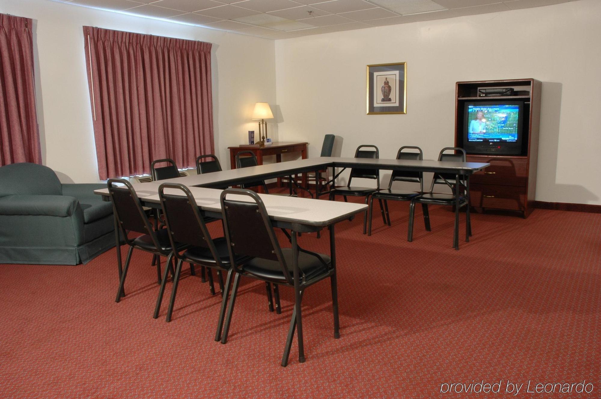 Holiday Inn Express & Suites Alliance By Ihg Зручності фото